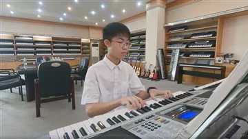 শিশু থেকে প্রাপ্তবয়স্ক, লোকেরা লাভমিউজিক ফ্যাক্টরিতে যুক্তিসঙ্গত মূল্যে সন্ত...